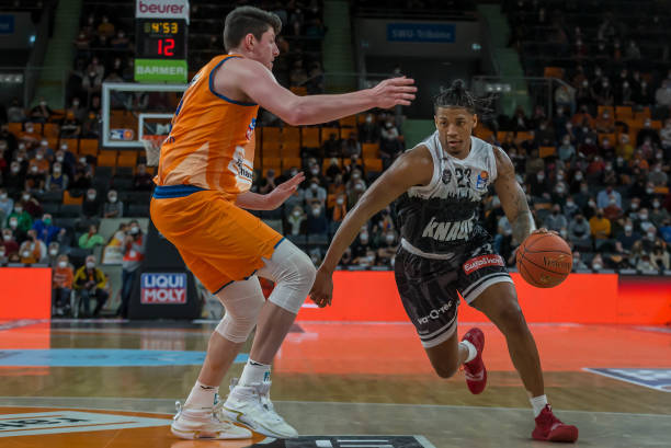 他以其犀利 他以其犀利